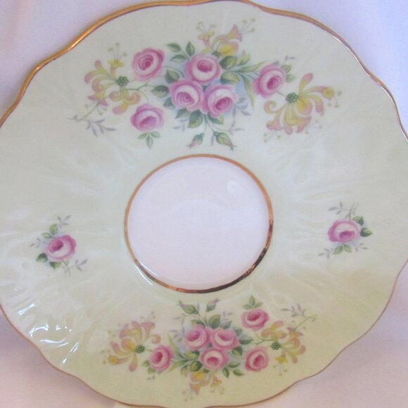 Aynsley Teacup and Saucer Romantic Roses on Soft Green, Crocus Shape, Gilt I253 - Picture 7 of 10